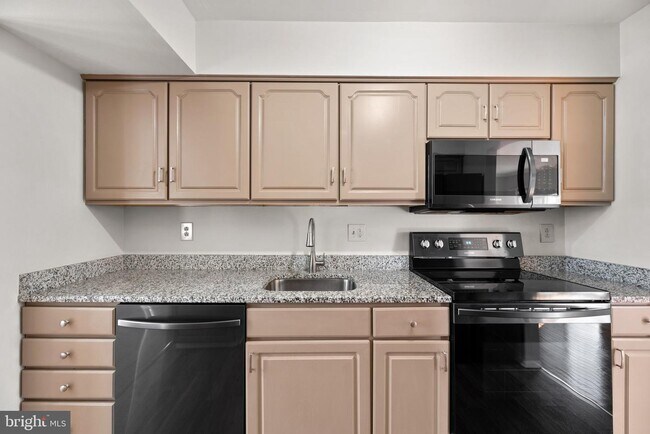 Building Photo - 8235 Tall Trees Ct