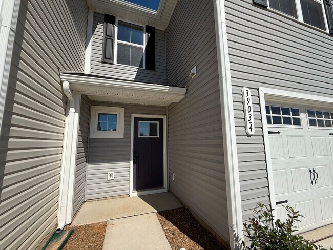 Foto del edificio - Modern 3-Bedroom Townhouse with Garage & P...