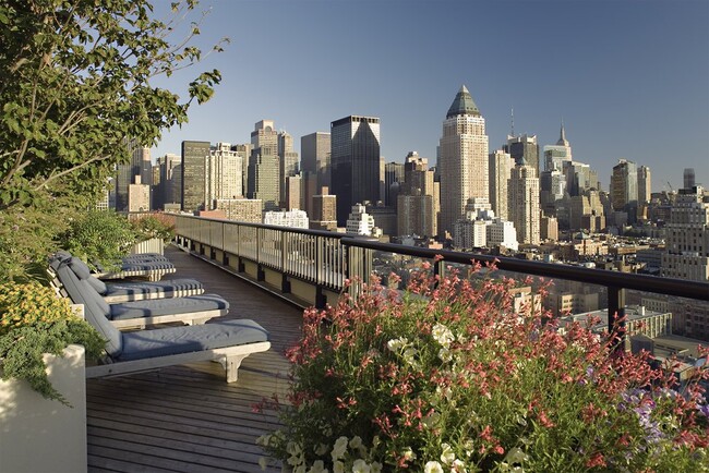 Building Photo - 500 W 56th St
