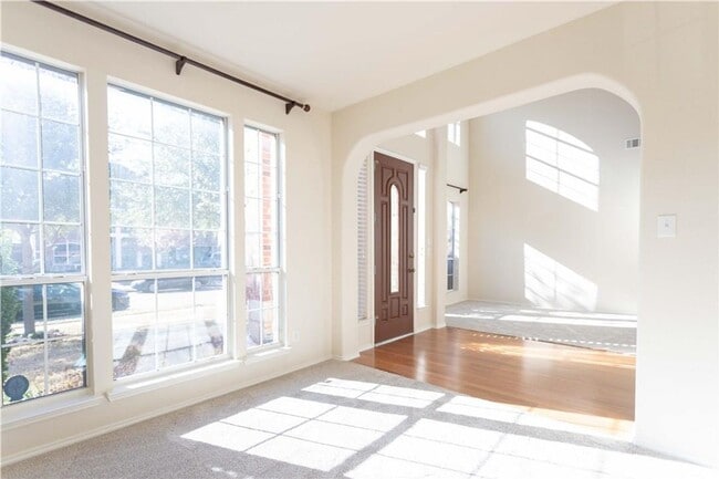 Foto del edificio - 5 bedroom with game room, balcony, covered patio. 5th bedroom could be media room. Formals split ...