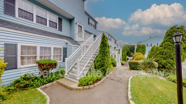 14 1/2 Fairview Ave - 14 1/2 Fairview Ave Apartment