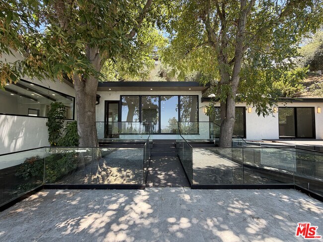 Building Photo - 3565 Multiview Dr