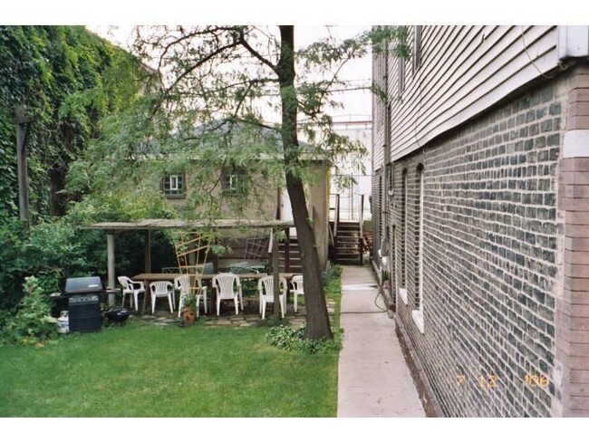 Patio lateral - 1507 N Elston Ave