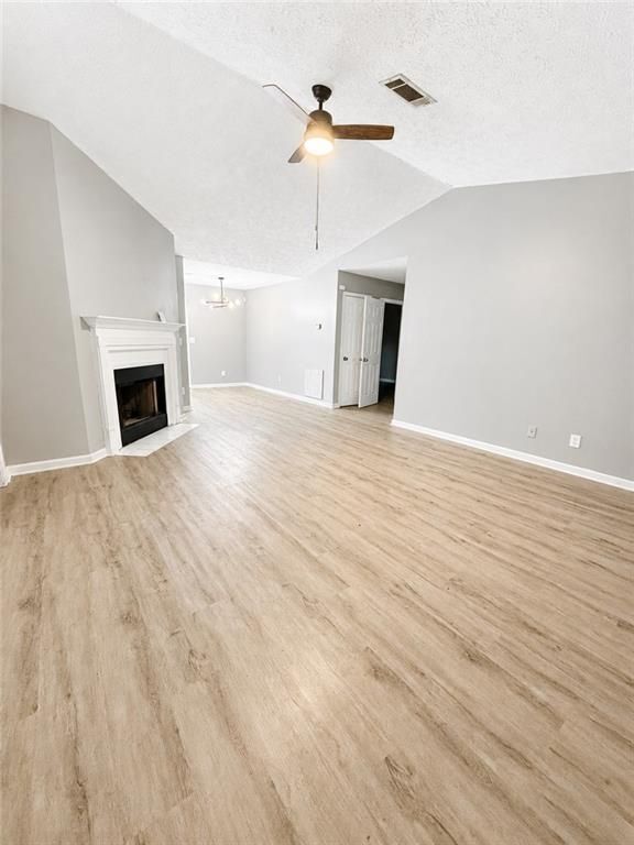 Foto del edificio - 8011 Trinity Park Dr