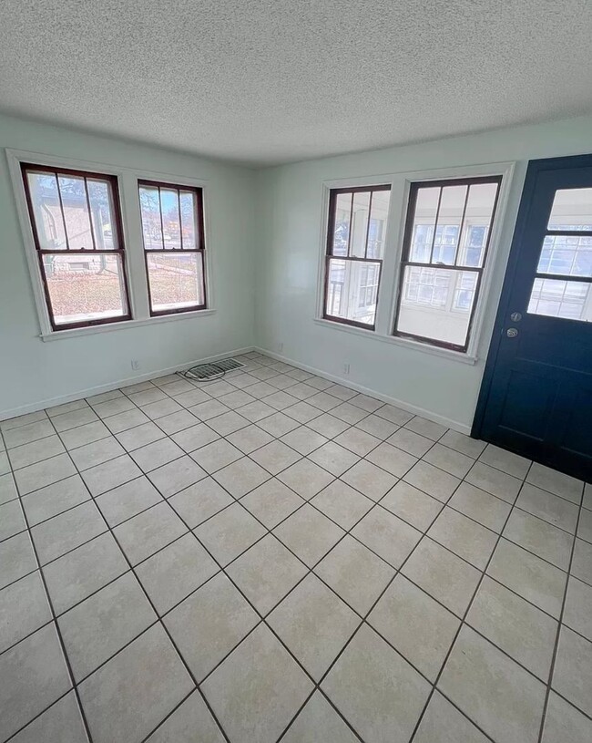 Building Photo - 2 bed, 1 bath Single Family Home Near Downtown!