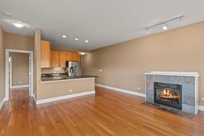 Building Photo - 2700 W Belmont Ave