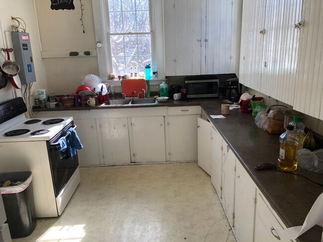 Building Photo - 2 Pleasant St