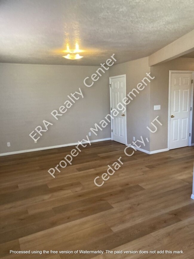 Building Photo - 928 W Greens Lake Dr