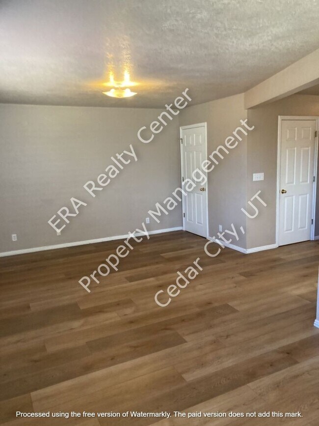 Foto del edificio - 928 W Greens Lake Dr