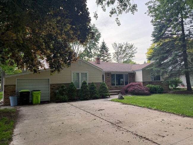 Building Photo - Awesome Property for an Awesome Price