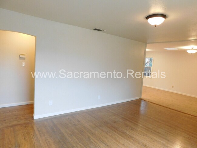 Building Photo - Charming 3bd/2ba House near Sutterville & ...