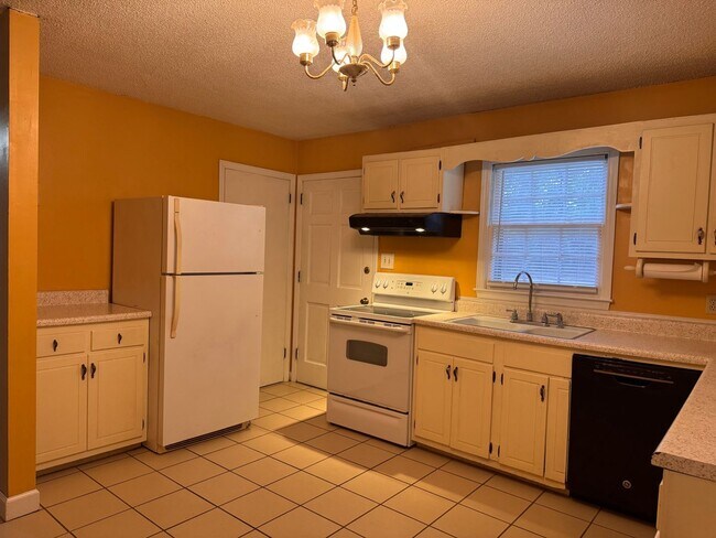 Foto del edificio - 3 Bed, 1 Bath Home located out in the country!