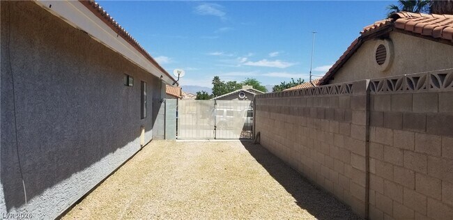 Foto del edificio - 7329 Lattimore Dr