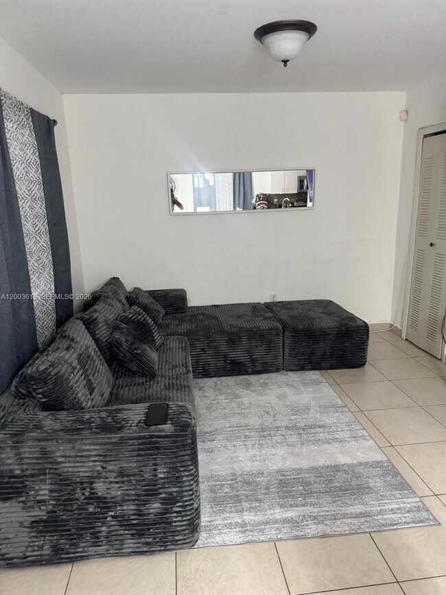 Foto del edificio - 6763 NW 182nd St