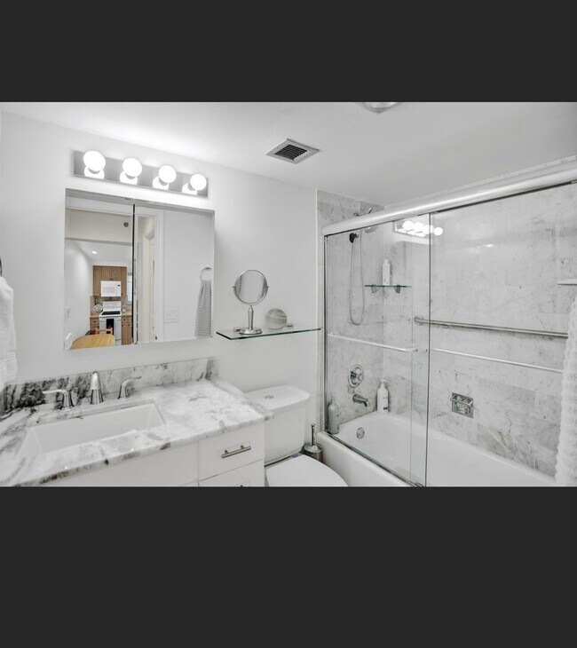 Foto del edificio - 3301 S Ocean Blvd