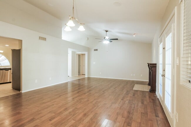 Foto del edificio - 6320 W Port Royale Ln