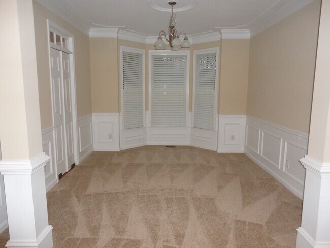 Building Photo - 815 Hillcrest Lane