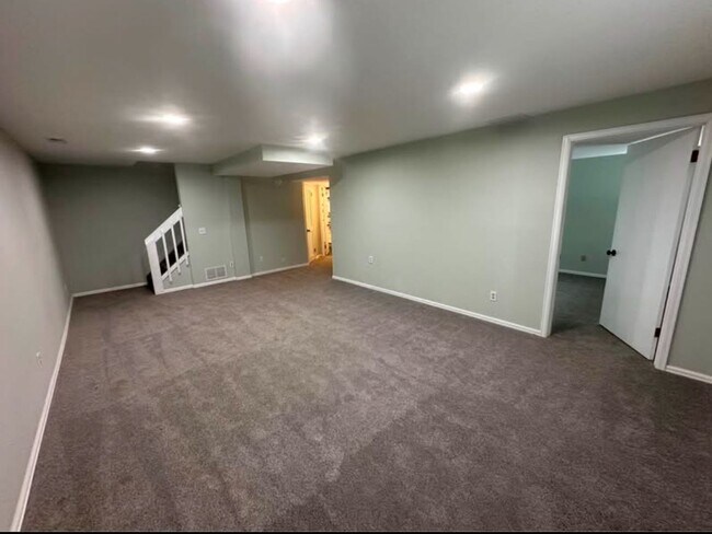 Foto del edificio - Spacious 5-Bedroom Home in D20! Walking Di...