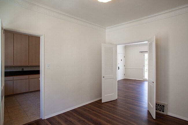 Building Photo - Charming Vintage 1 Bed / 1 Bath in the Heart of West Hollywood