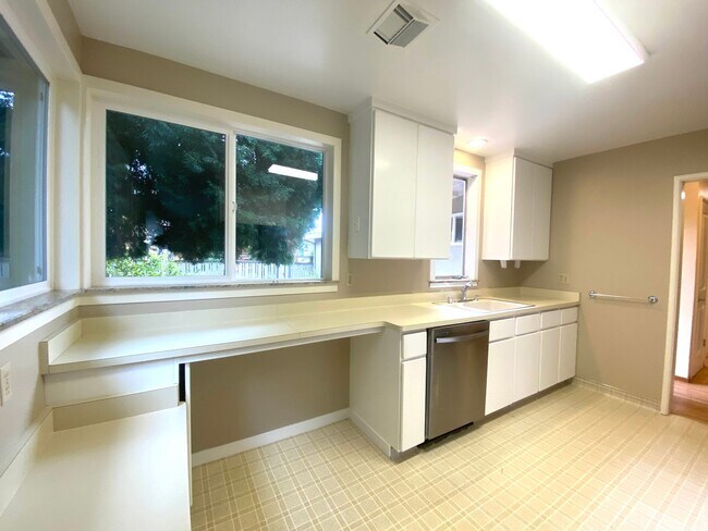 Building Photo - Castro Valley 3 BD / 2 BA - Hardwood Floor...