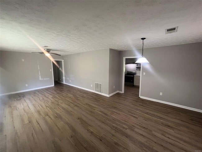 Building Photo - 1301 Beaumont Dr