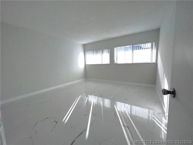 Foto del edificio - 701 N Pine Island Rd