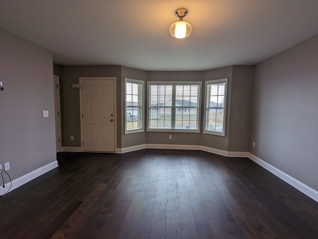Building Photo - Columbia Great Family Home - Available July 6