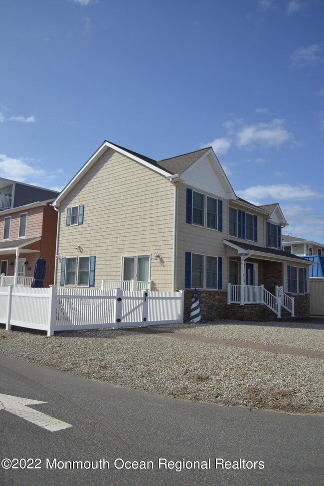 Building Photo - 29 3rd Ave