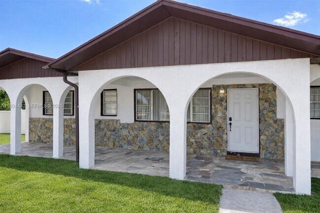 Foto del edificio - 3440 NW 206th St