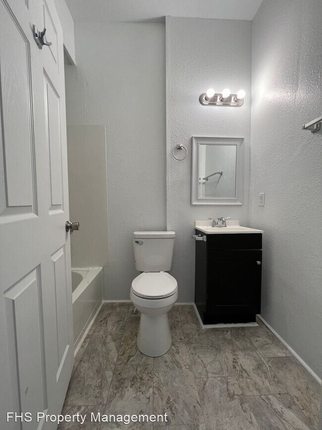 Building Photo - 3 br, 2 bath House - 1042 E Commercial