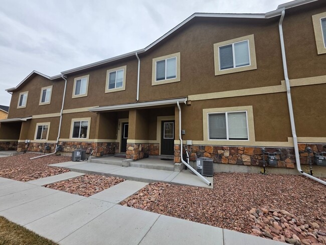 Building Photo - Beautiful 3 Bed 3 Bath Townhome!!