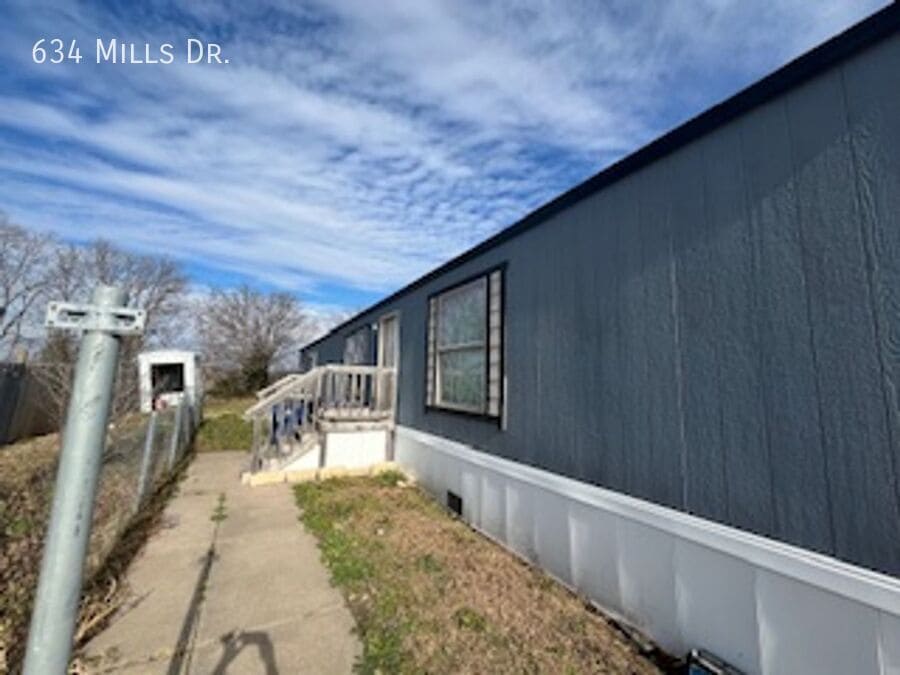 Building Photo - 634 N Mills Dr