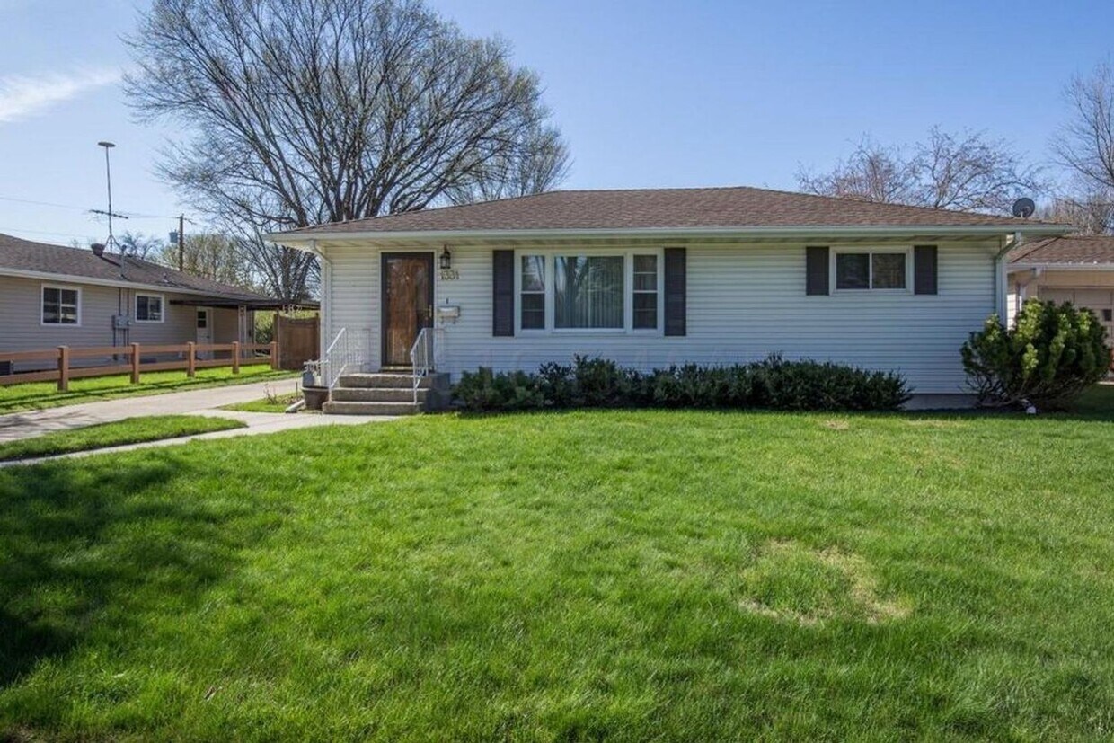 Primary Photo - 5 Bedroom Home in Moorhead