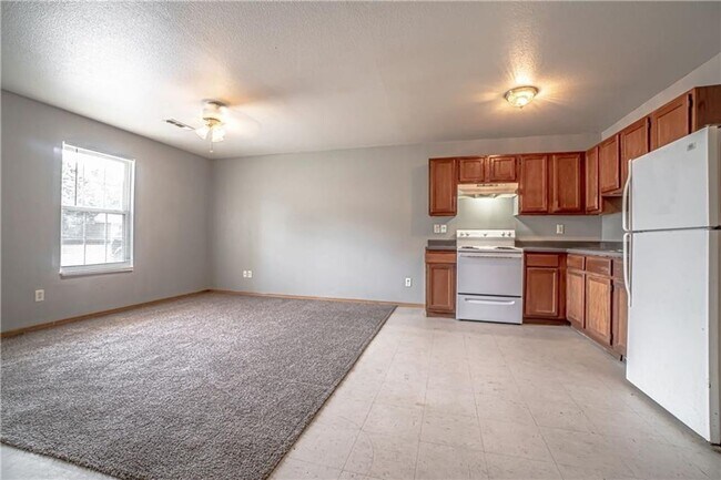 Building Photo - Freshly painted Springdale duplex!