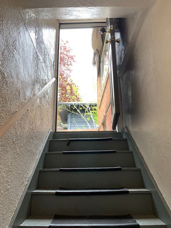 Foto del edificio - 1422 W Oak St