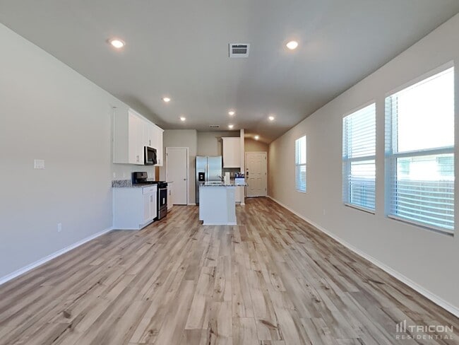 Building Photo - 5217 Saddle Clb Dr