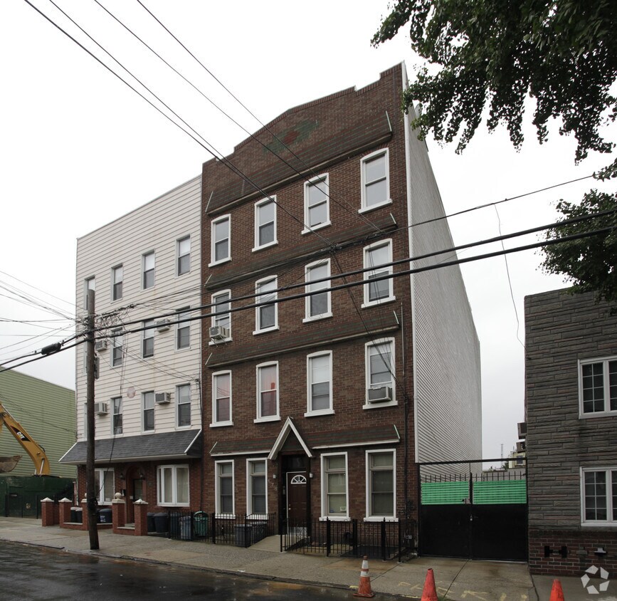 Primary Photo - 178 Frost St