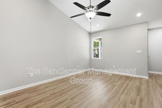 Foto del edificio - 5230-B Scarsdale Drive