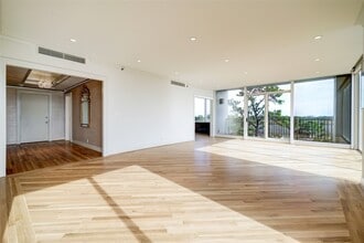 Building Photo - 121 N Post Oak Ln