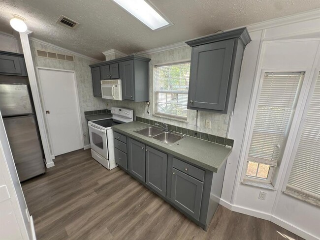 Building Photo - 3000 Clarcona Rd