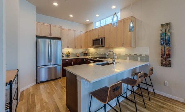 Building Photo - Modern 3-bedroom, 2.5-bath townhome in Louisville