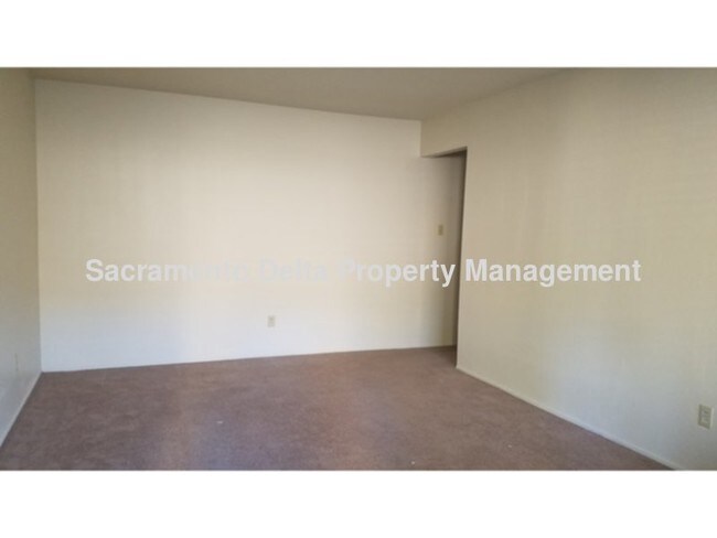 Foto del edificio - 2 BEDROOM CARMICHAEL DUPLEX AVAILABLE NOW!