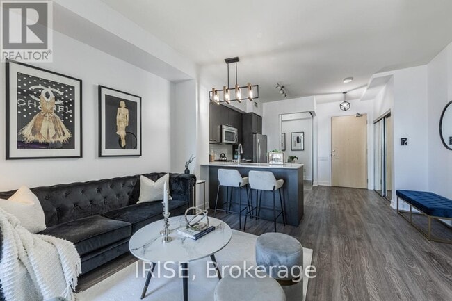 Photo du bâtiment - 30 Roehampton Ave