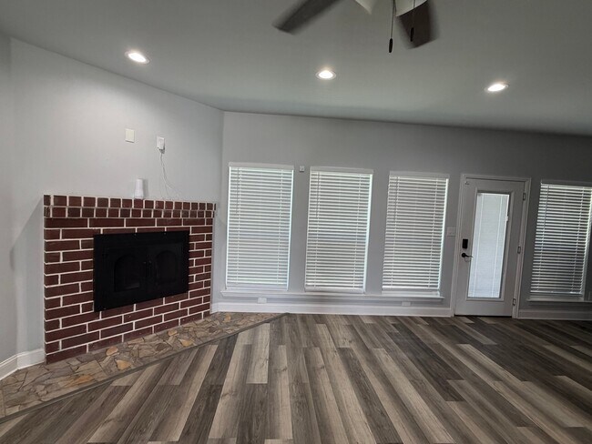 Foto del edificio - 6430 Rock Ridge Dr