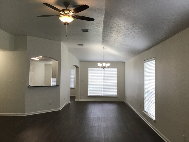 Foto del edificio - 327 Leisure Ln