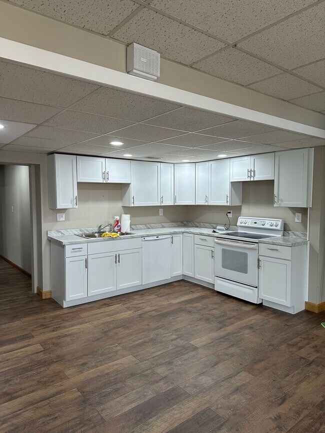 Building Photo - Recently remodeled 3-bedroom, 1.5 bath in ...