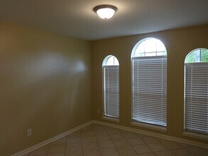 Building Photo - 104 Laguna Pointe Dr