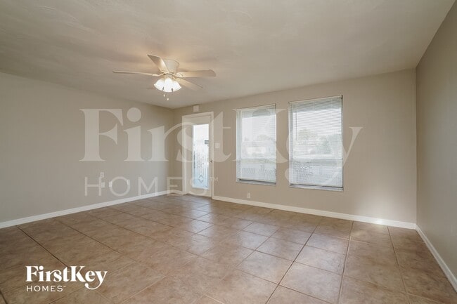 Building Photo - 2582 Lake View Blvd