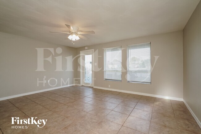 Foto del edificio - 2582 Lake View Blvd