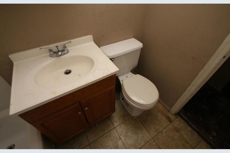 Building Photo - 664 S Hamilton Rd